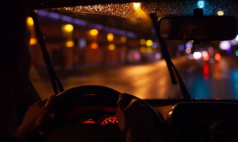 Góc nhìn từ bên trong xe hơi vào ban đêm với ánh sáng nội thất dịu nhẹ