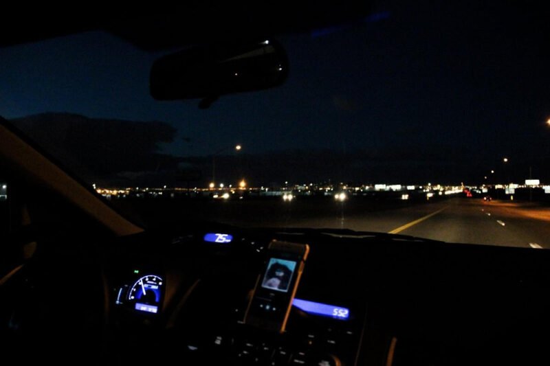 Khám Phá **Hình Ảnh Ngồi Trên Xe Ô Tô Ban Đêm** Đẹp Nhất