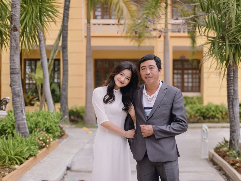 chụp kỷ yếu cùng con mặc gì