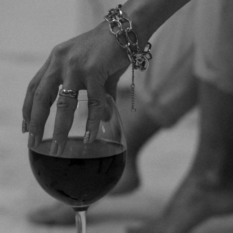 tay chạm vào rượu