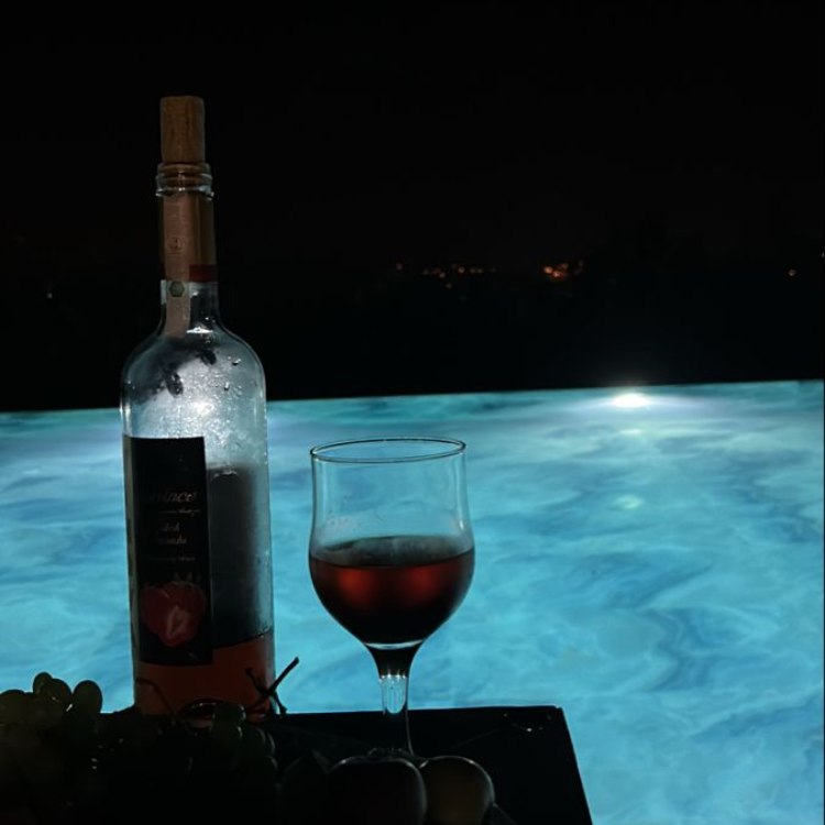 uống rượu một mình tại hồ bơi