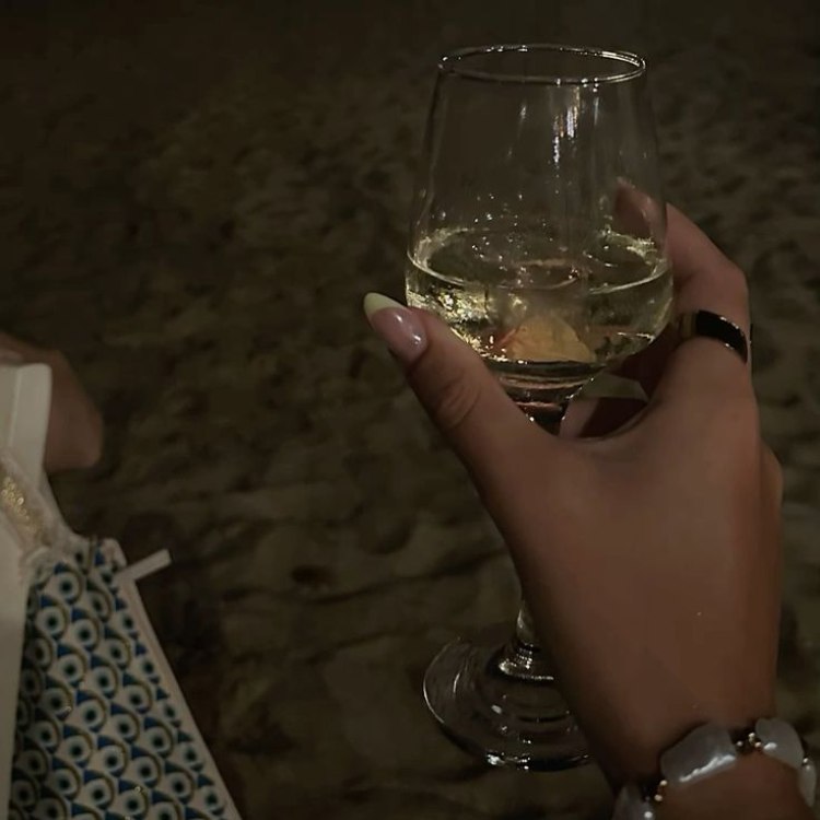 uống rượu một mình trên bãi cát