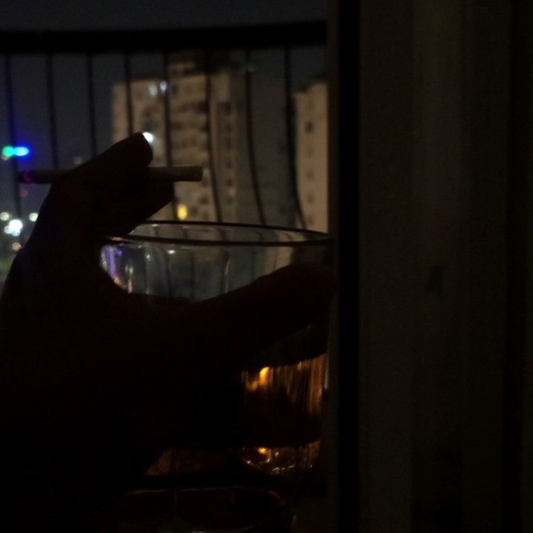 uống rượu trong bóng tối