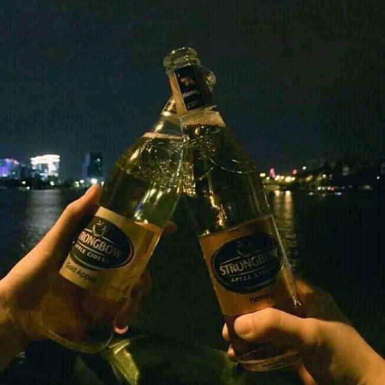 uống rượu ven sông