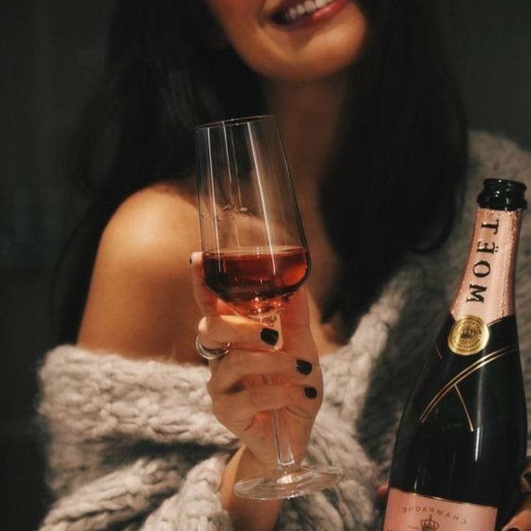 cô gái cô đơn và nụ cười