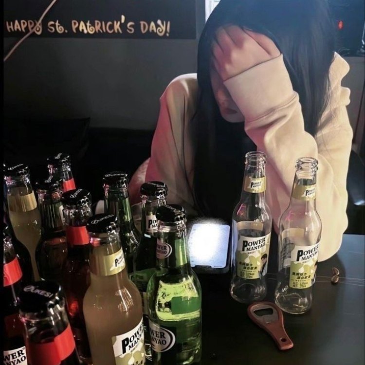 cô gái che mặt buồn uống rượu