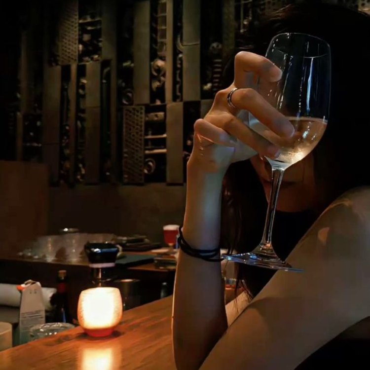 cô gái lấy rượu che mặt