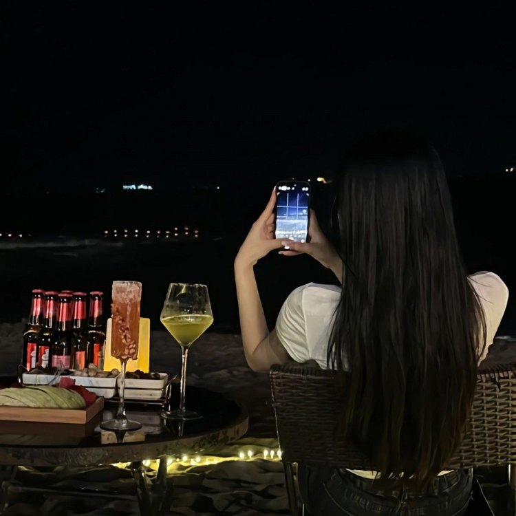 cô gái uống rượu ngoài biển