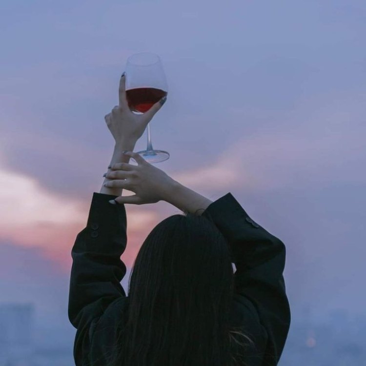 cô gái và bầu trời