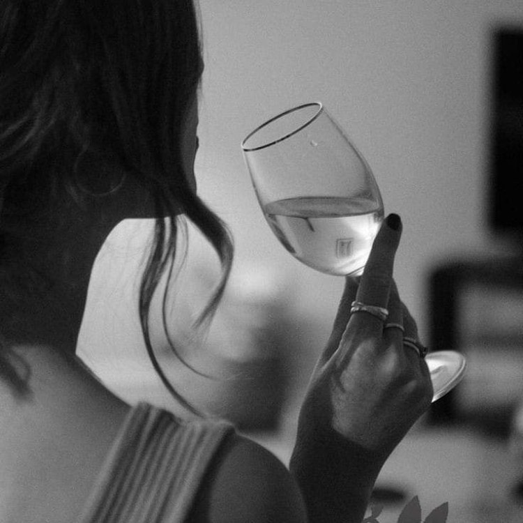 hình ảnh uống rượu đen trắng