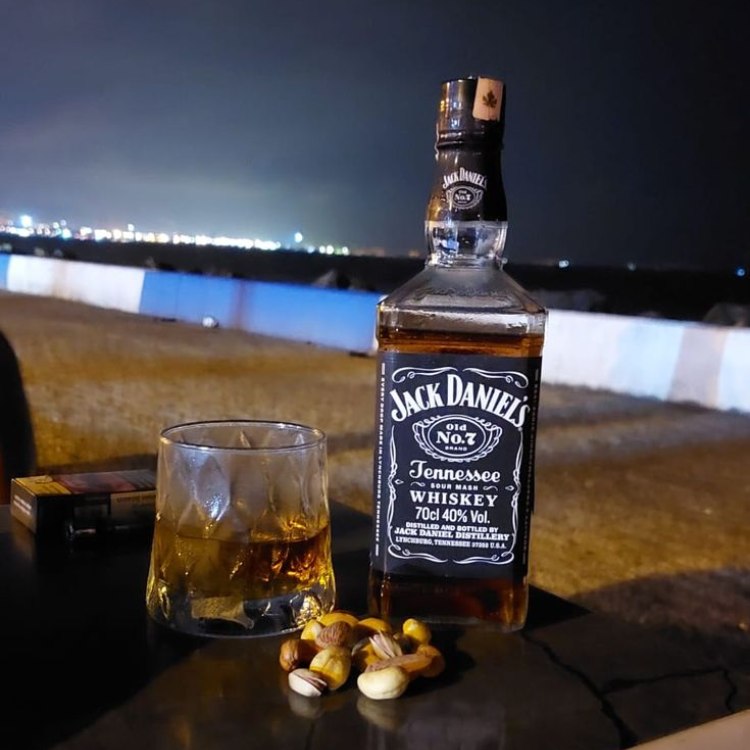 hình ảnh uống rượu 1 góc 1 mình