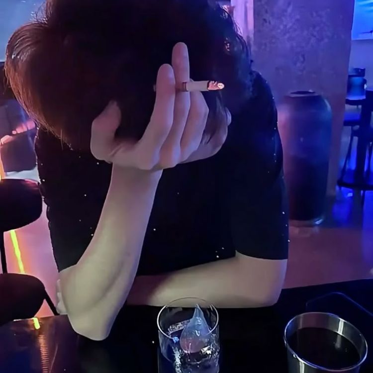 say rượu trong bar