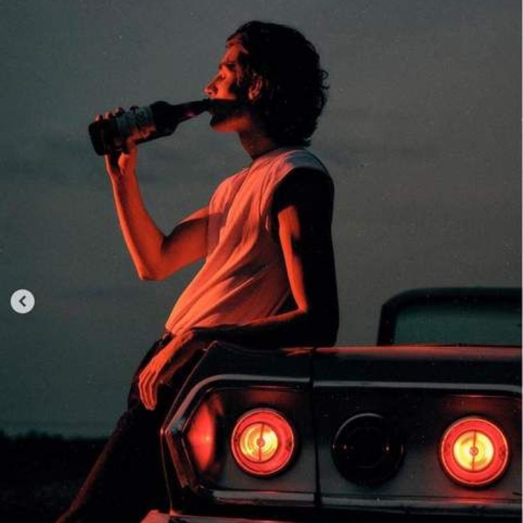 uống rượu cạnh xe hơi