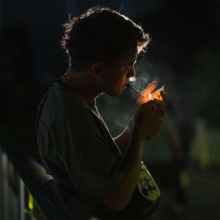 uống rượu trên lan can