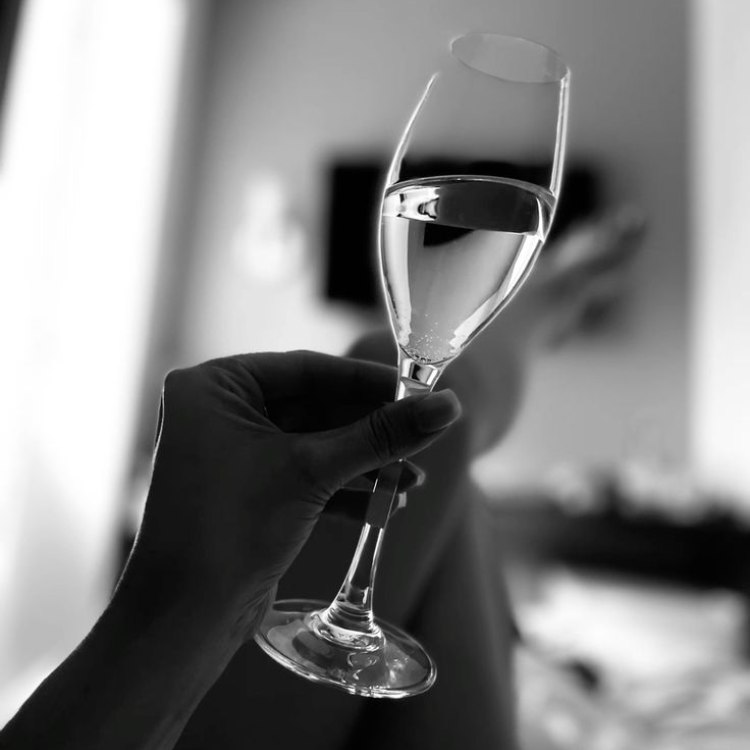 hình ảnh uống rượu buồn