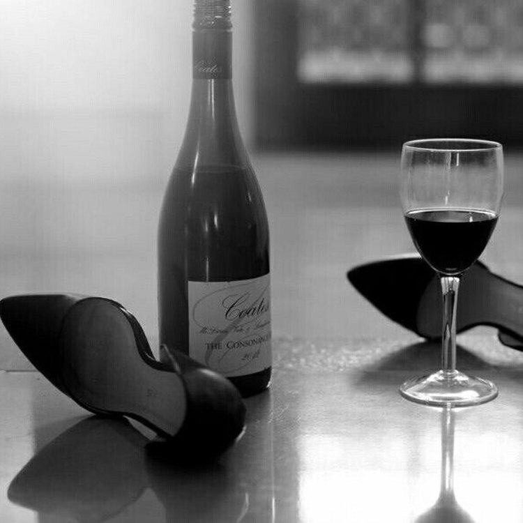 rượu vang và giày cao gót