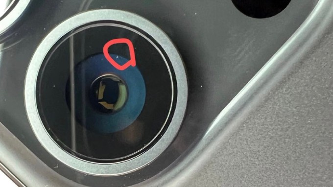 Vệ sinh camera trên iPhone 15 Pro Max