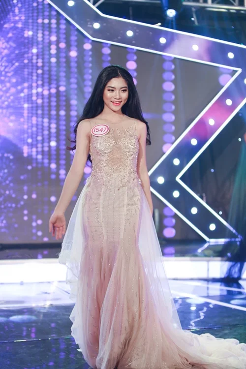 'Nữ sinh áo dài bị chụp lén' xuất sắc đăng quang Miss Teen 2017!