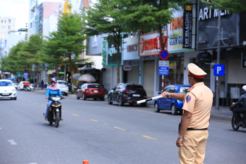 Quan sát các biển báo đường 2 chiều