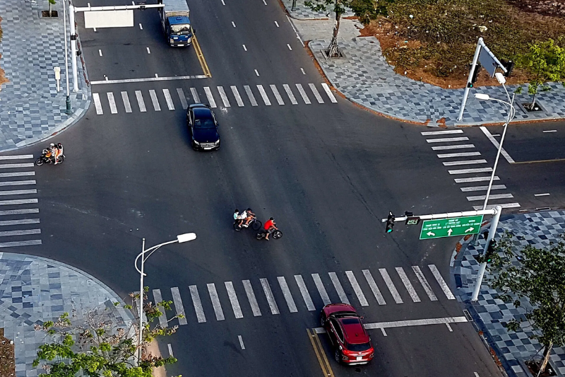 Biển báo giao nhau với đường 2 chiều 