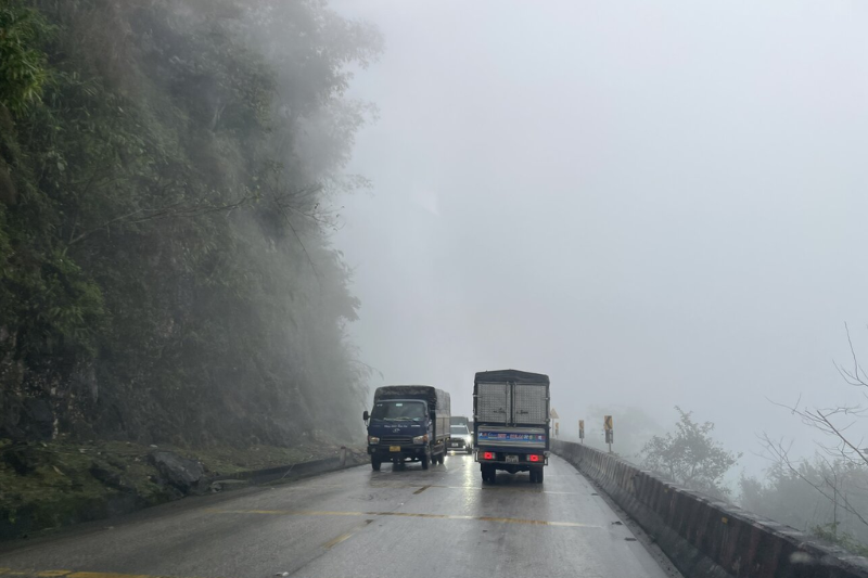 Chú ý cẩn thận khi vượt trên đường 2 chiều 