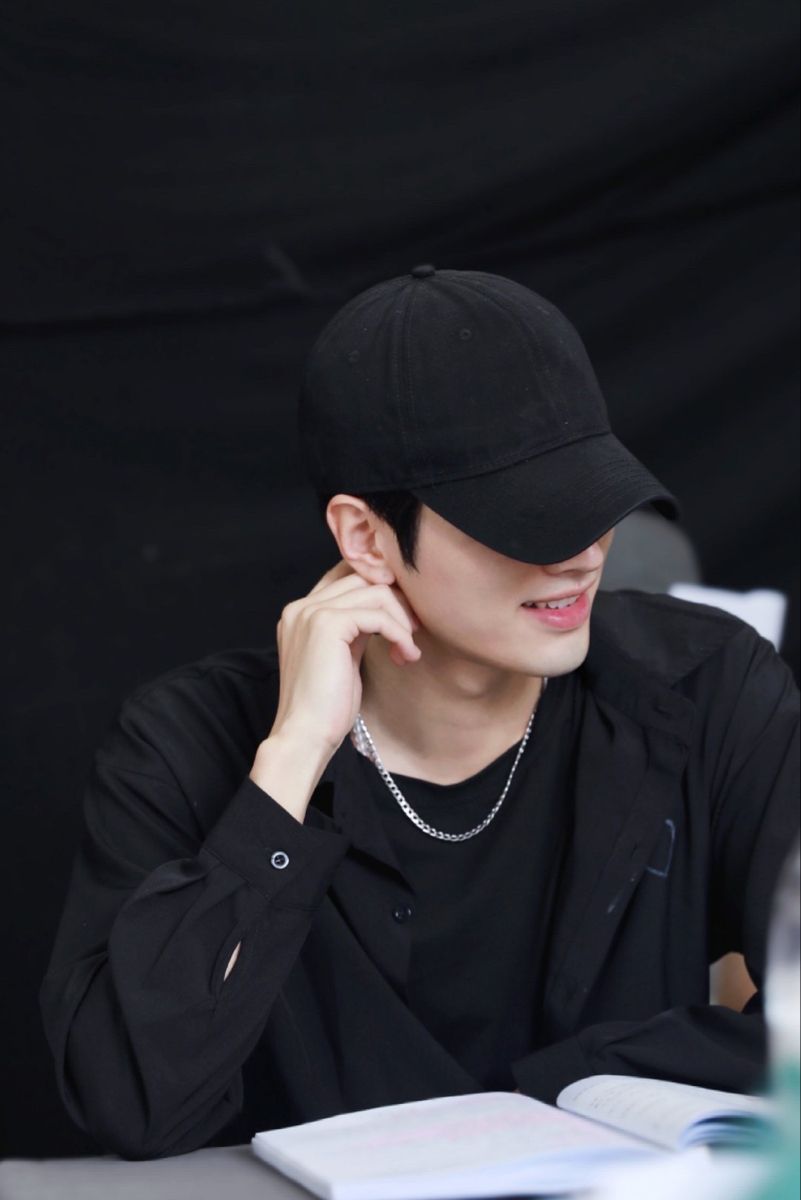 nam thần che mặt bằng mũ