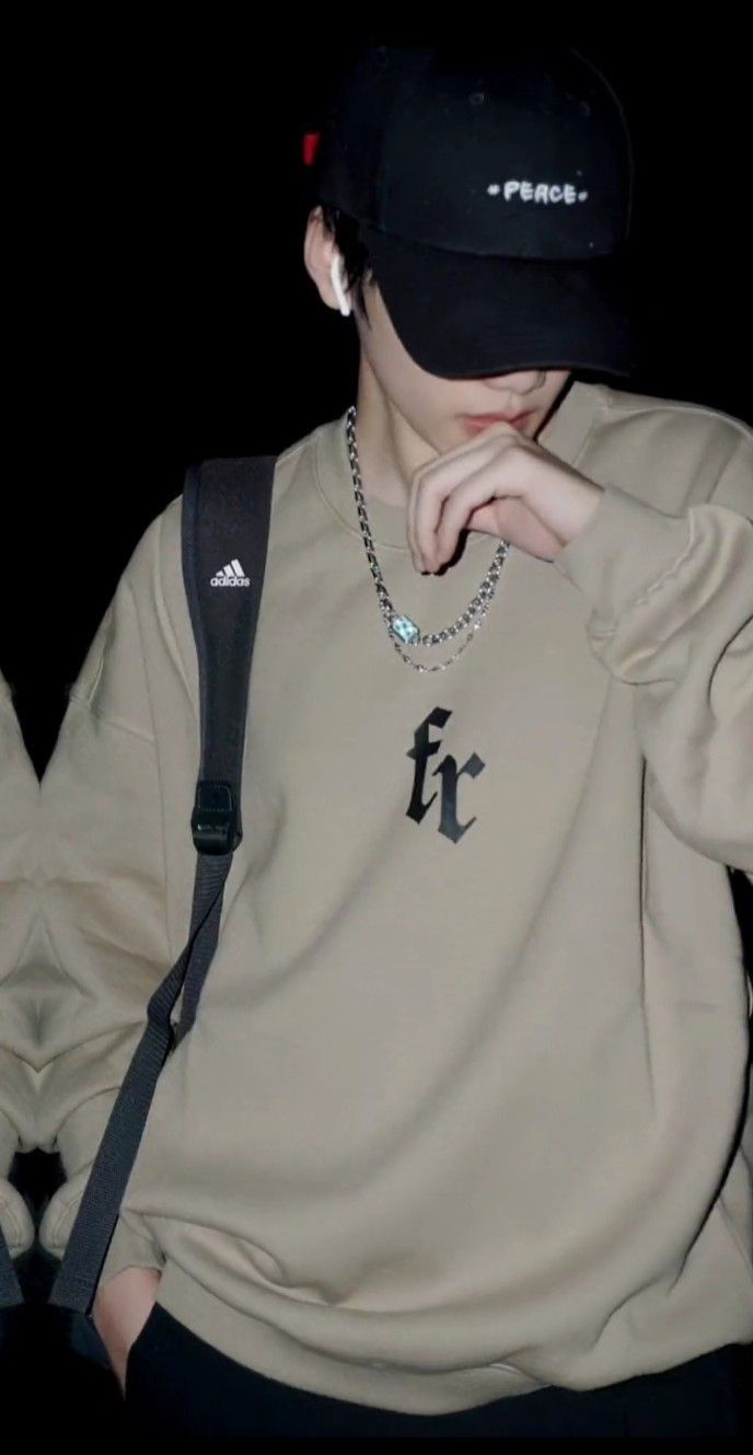 anh trai đẹp che mặt bị ẩn