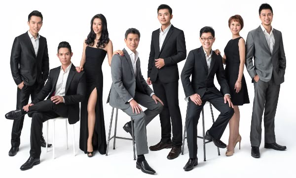 Dáng pose nghiêm chỉnh, tạo nét chuyên nghiệp