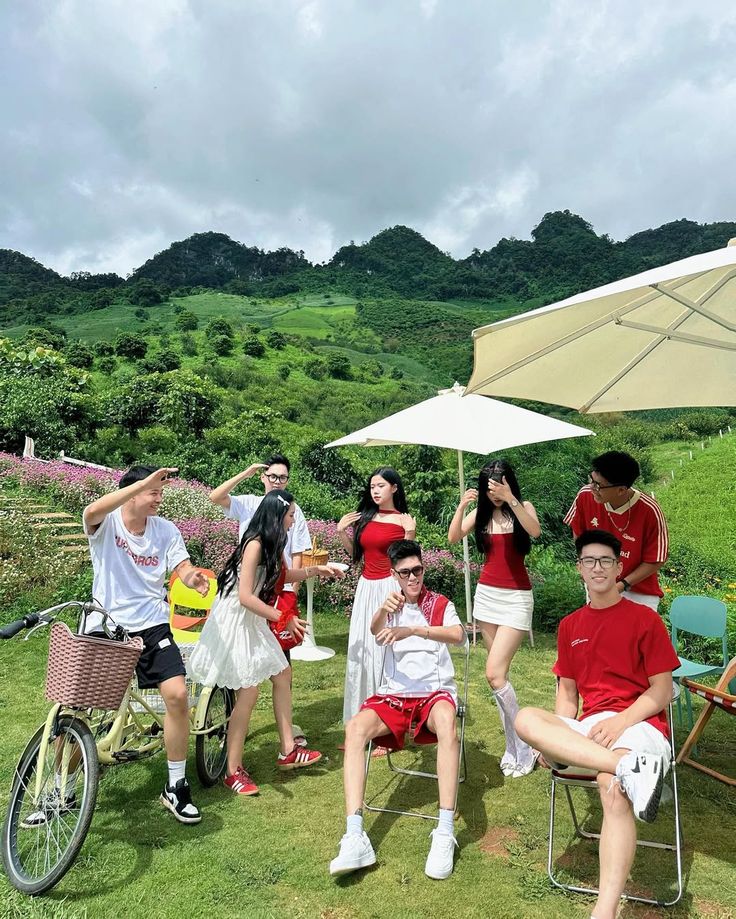 Dáng pose tự nhiên nhưng gắn kết