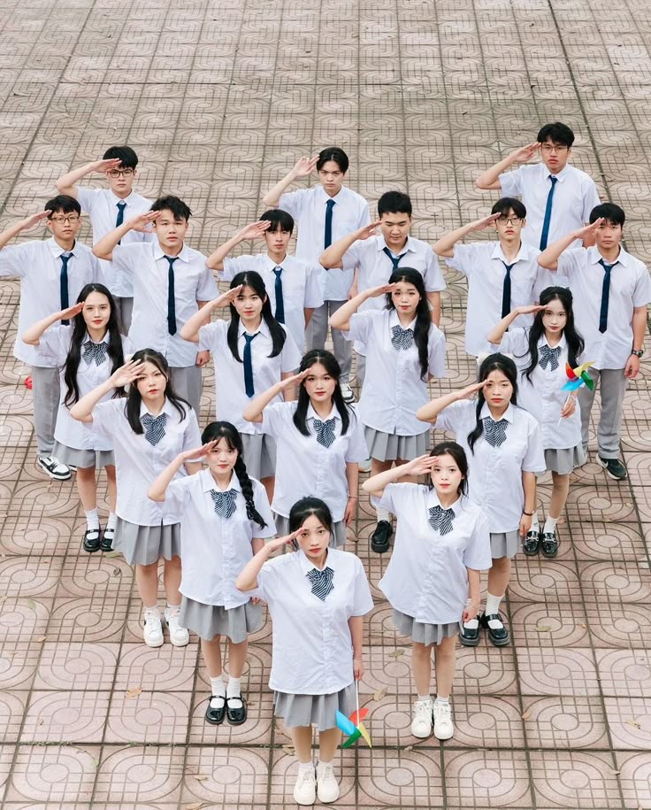 Dáng pose năng động giữa sân trường rộng