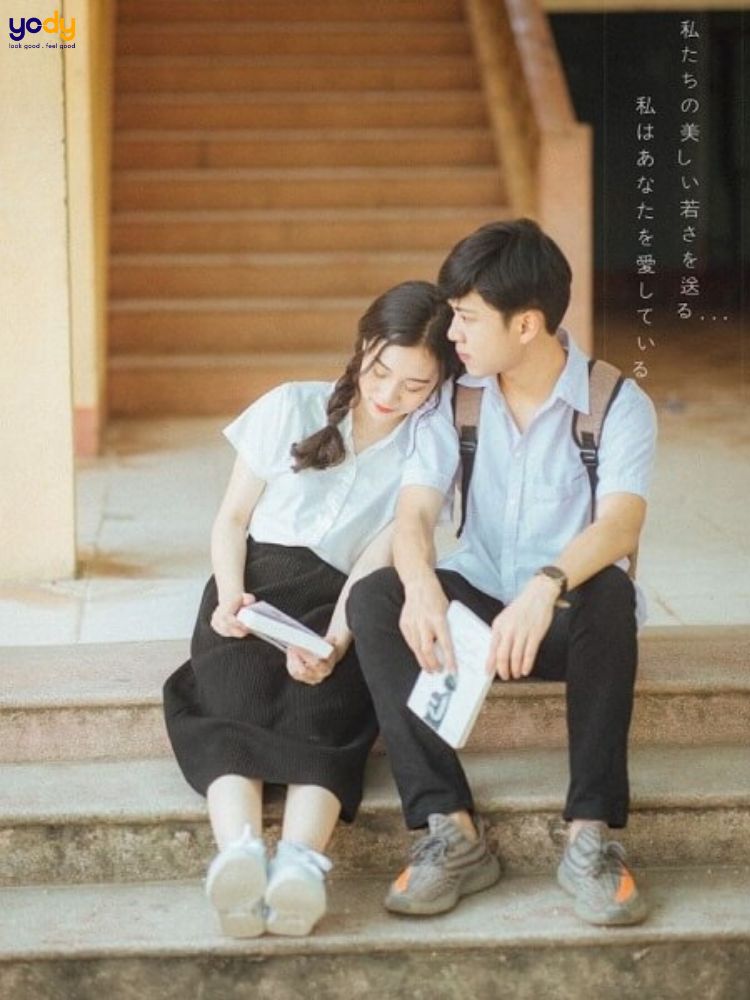 Tạo dáng chụp với người yêu theo kiểu tựa vào vai