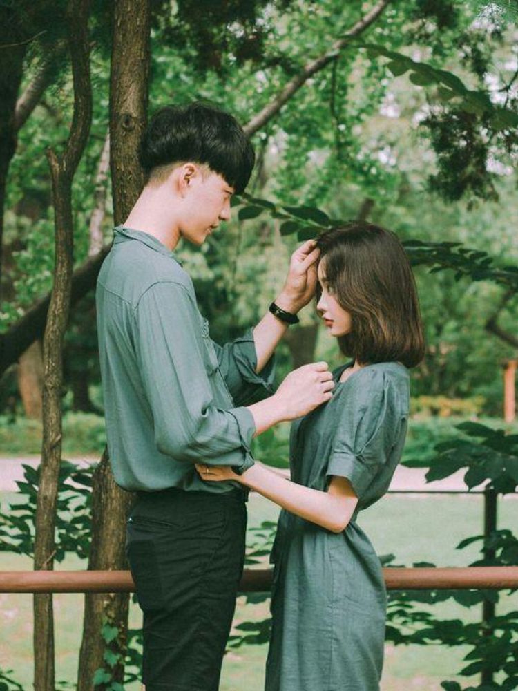 Tư thế lấy tay vuốt tóc người yêu 