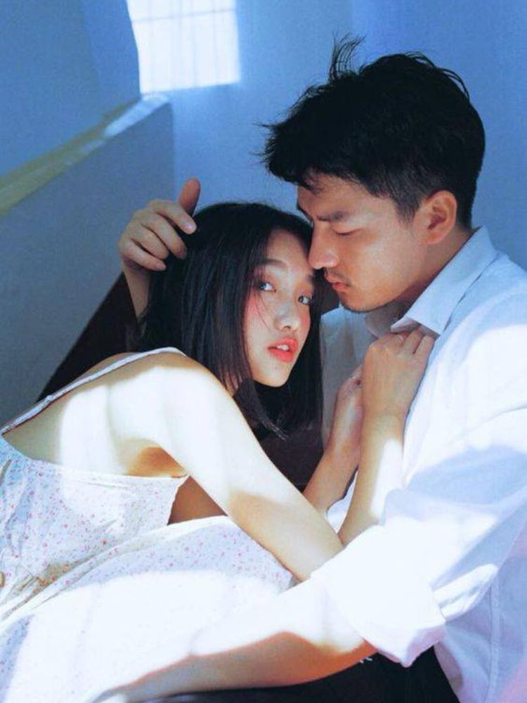 Tư thế lấy tay vuốt tóc người yêu 