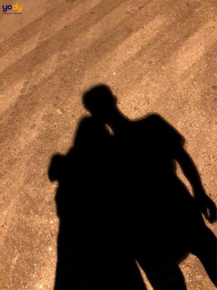 Tạo dáng cùng người yêu dưới ánh đèn 