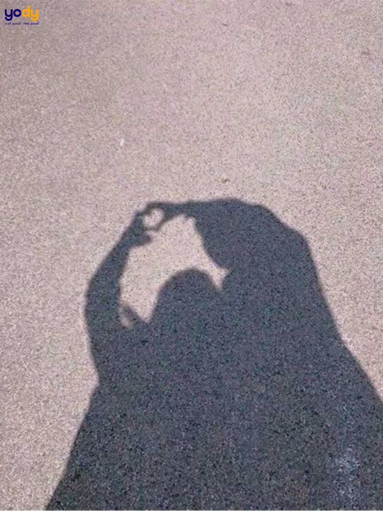 Tạo dáng cùng người yêu dưới ánh đèn 