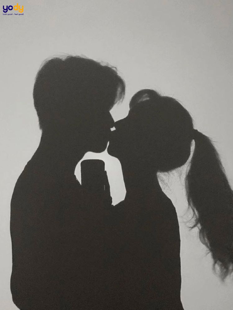 Tạo dáng cùng người yêu dưới ánh đèn 