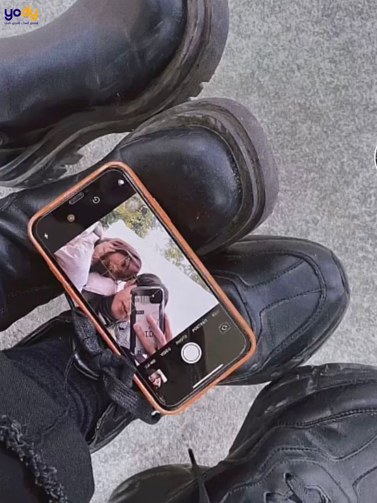 Tư thế điện thoại lồng điện thoại 