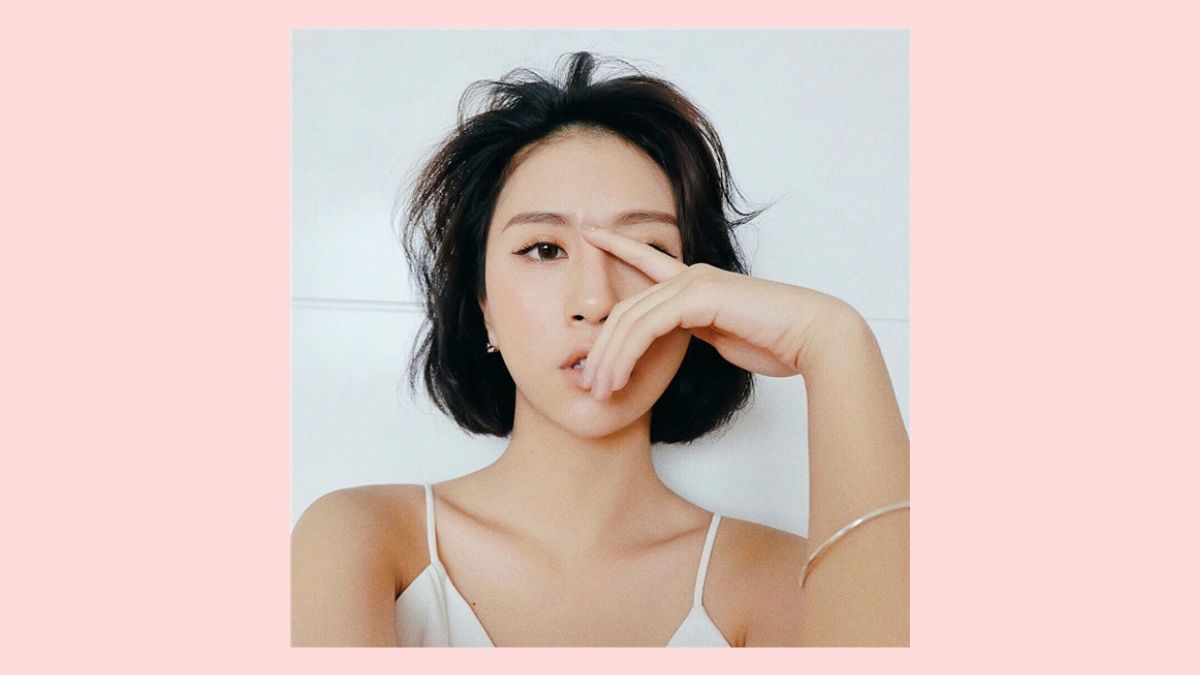 Lấy tay hoặc phụ kiện che mặt