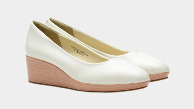 Kết hợp chân váy jean dài với giày đế xuồng để