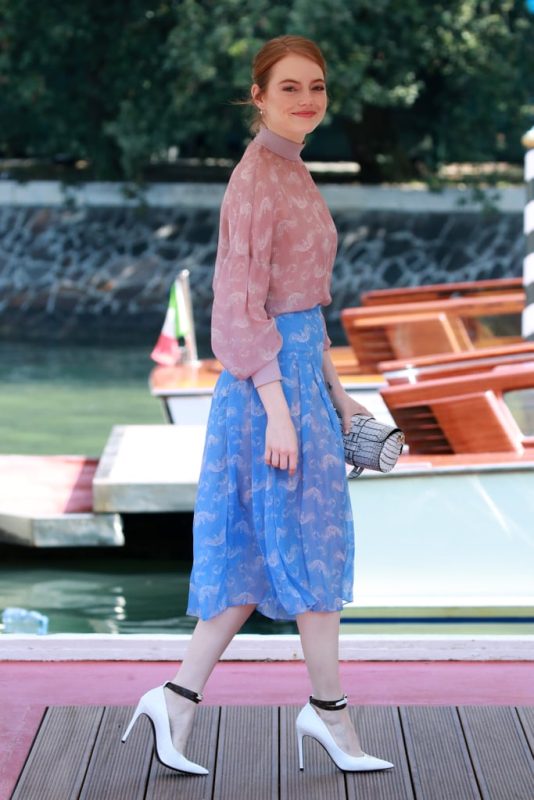 Phối chân váy hoa xòe với áo blazer sang trọng