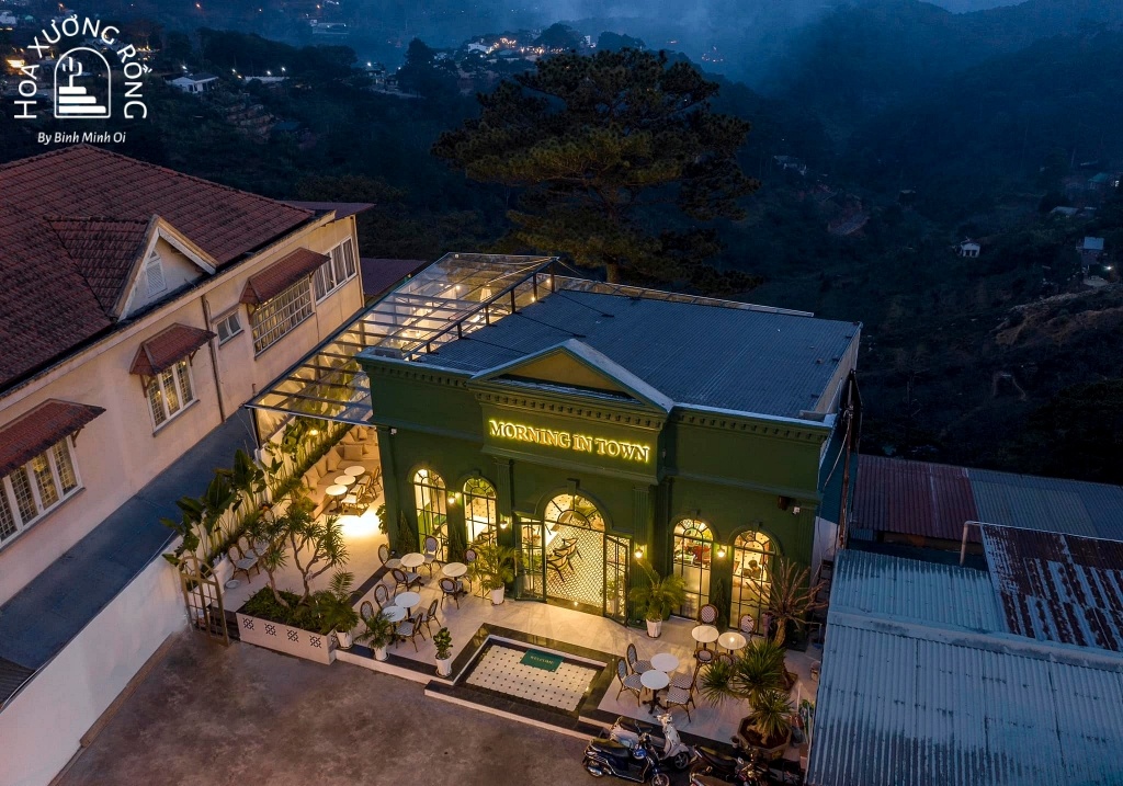 Morning in Town Cafe vào ban đêm