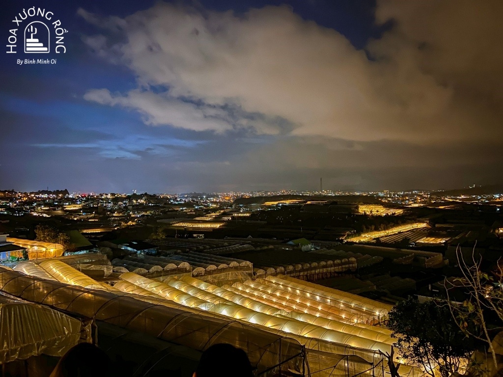 Toàn cảnh thung lũng đèn vào ban đêm nhìn từ Quán cà phê Xóm Lèo