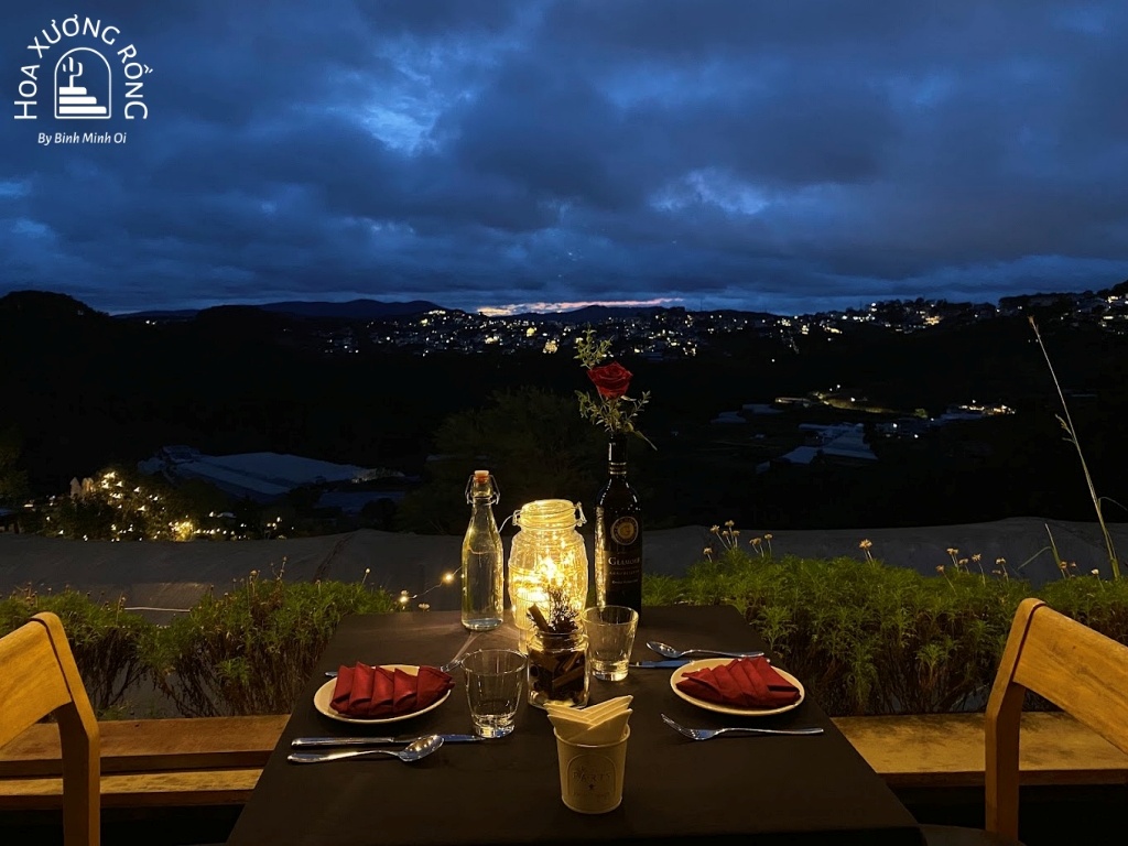 Rosetta Chillout Dalat có không gian lãng mạn và tầm nhìn tuyệt đẹp về đêm
