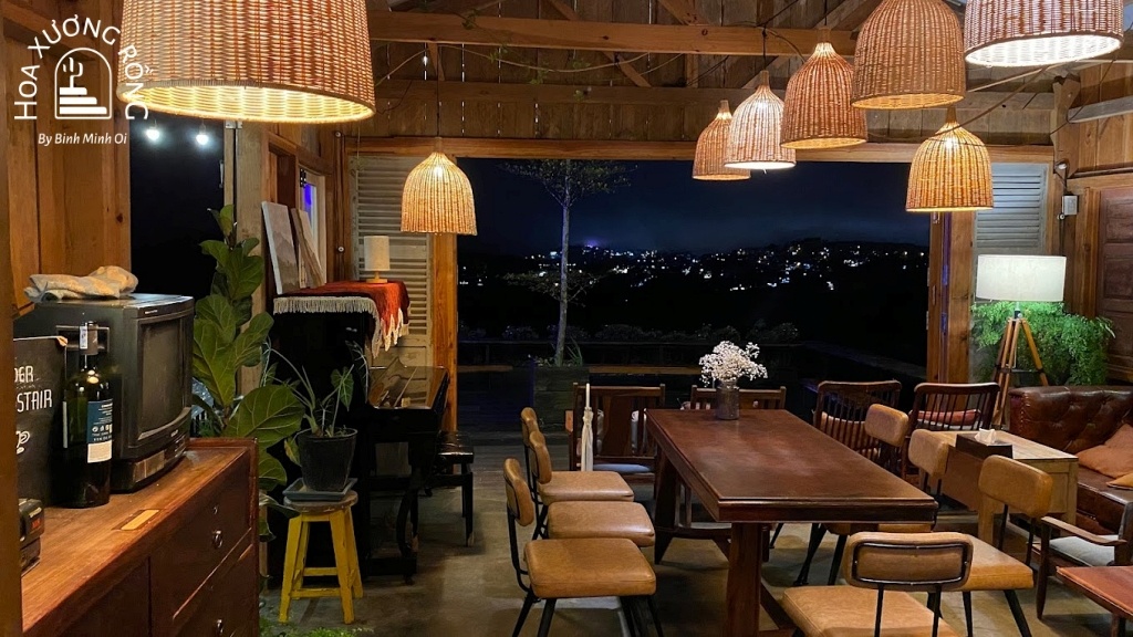 Không gian Rosetta Chillout Dalat mộc mạc, ấm cúng, dễ dàng ngắm nhìn thung lũng, rừng thông vào ban đêm