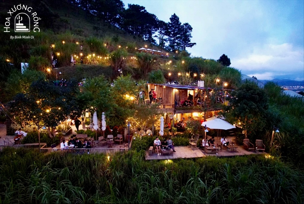 Tiệm Cà Phê Hoàng Hôn Chiều Đà Lạt được thiết kế theo phong cách mở, hòa mình với thiên nhiên