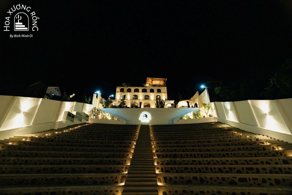 Quán cà phê Hoa Xương Rồng nhìn từ sân khấu ngoài trời