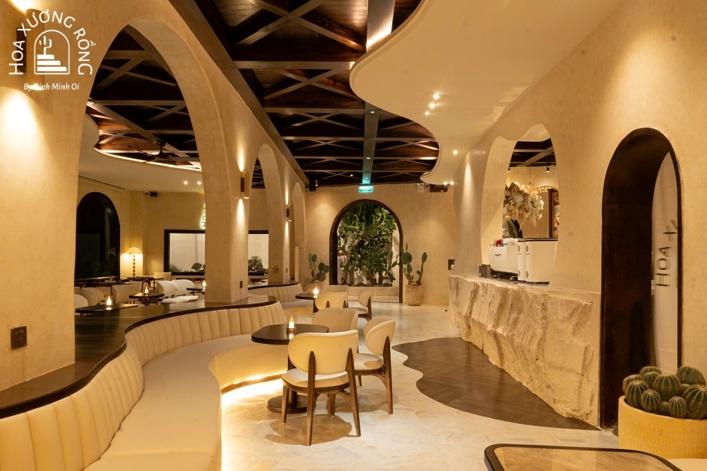 Không gian sang trọng bên trong Hoa Xương Rồng vào ban đêm