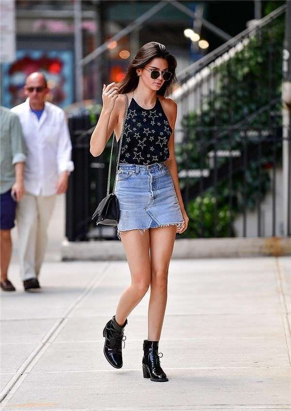 cách mix đồ với chân váy jean ngắn và áo yếm