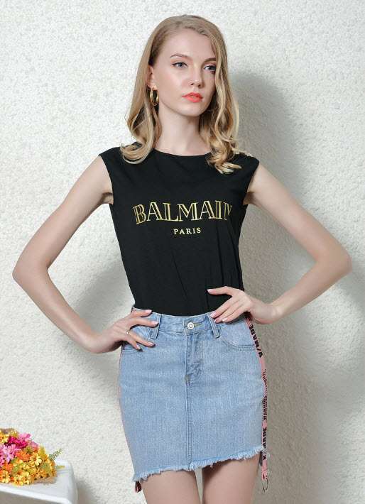 cách mix đồ với chân váy jean và áo ba lỗ