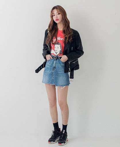 cách mix đồ với chân váy jean ngắn và áo khoác da